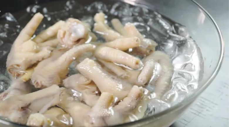 Chân gà luộc mấy phút để giòn ngon, không bị nứt Chan-ga-luoc-may-phut-2